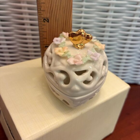 Lenox Heart Covered Trinket Ring Box Bone Ceramic Flowers Scroll w Gold Accents - Picture 5 of 7